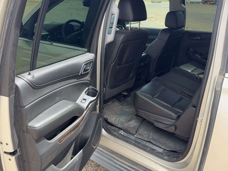 2015-chevrolet-suburban-1500-image-24