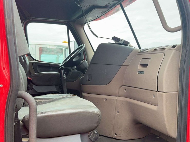 2013-freightliner-cascadia-125-image-29
