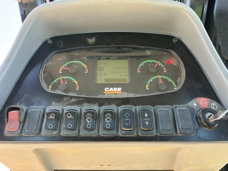 2016-case-850m-image-21