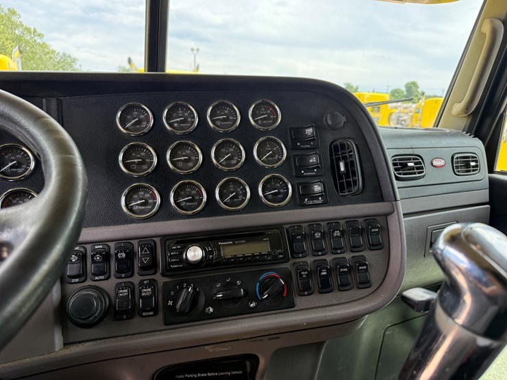 2015-peterbilt-389-image-13