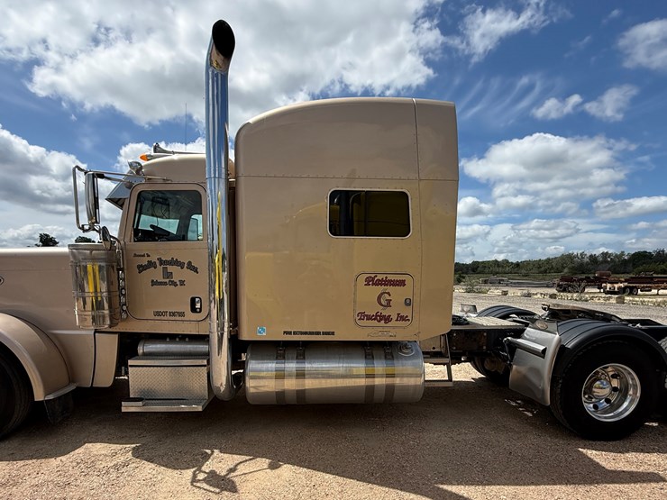 2013-peterbilt-389-image-8