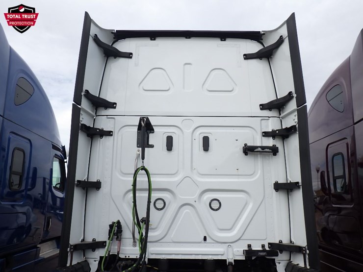 2022-freightliner-cascadia-126-image-13