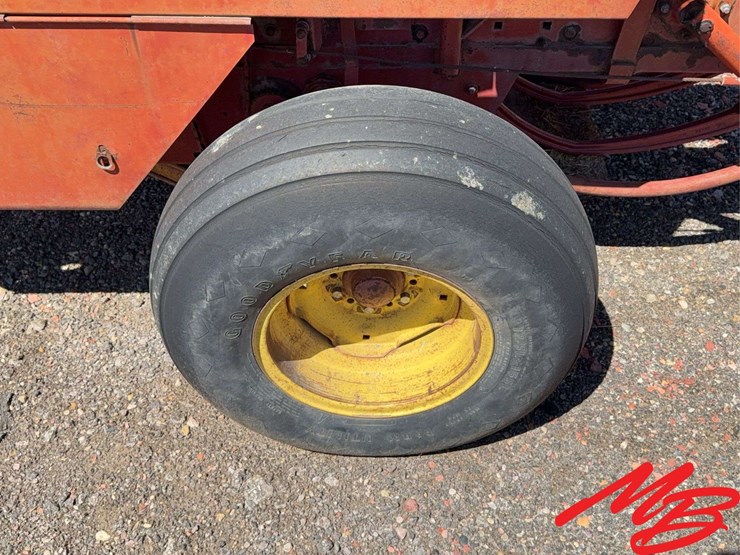 new-holland-320-image-17