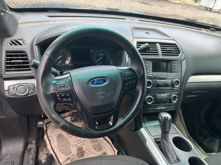 2017-ford-explorer-image-13