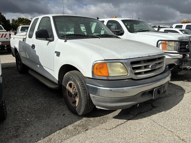 2004-ford-f150-xl-image-2