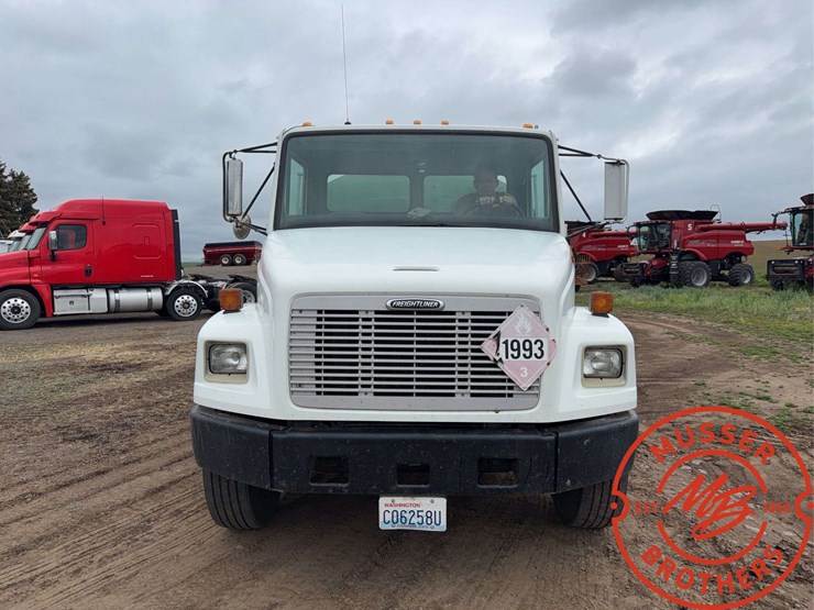1998-freightliner-fl70-image-8