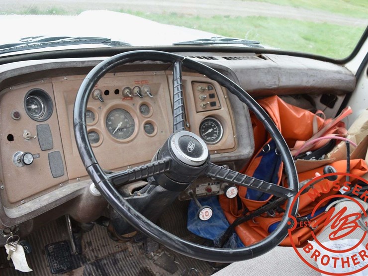 1980-ford-800-image-30