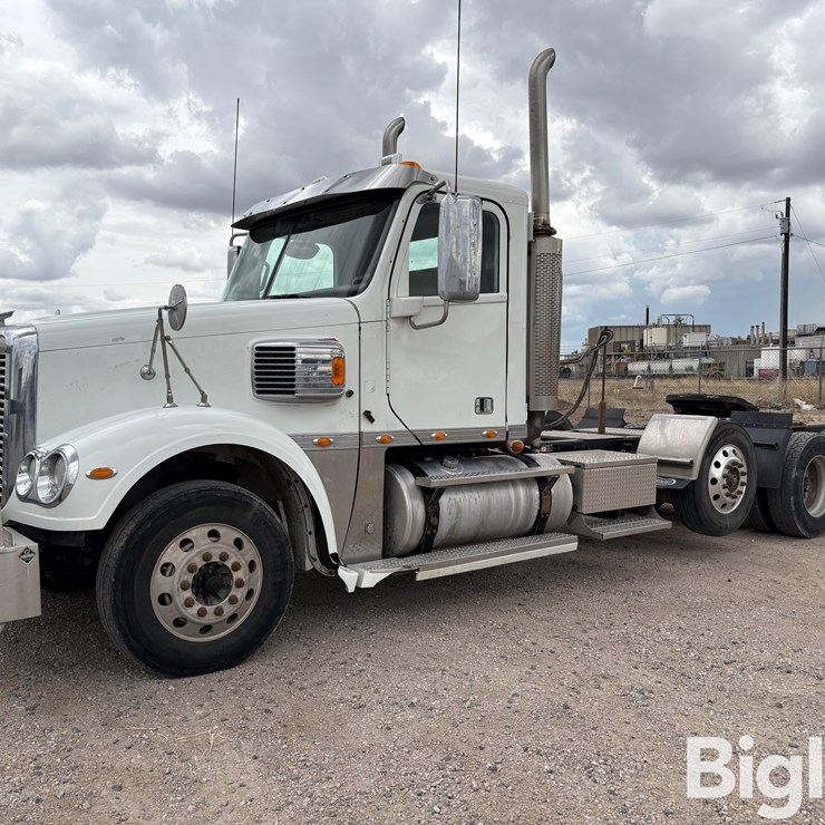 2017 FREIGHTLINER CORONADO 132