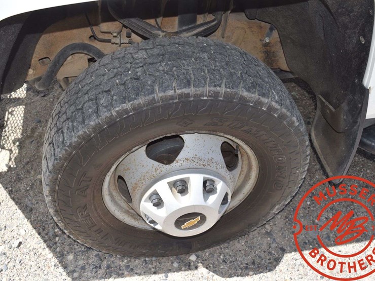 2015-chevrolet-3500-image-17