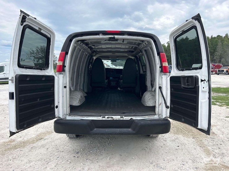 2011-chevrolet-express-2500-image-25