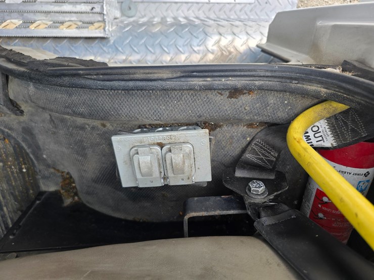 2001-freightliner-fl60-image-85