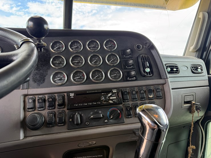 2014-peterbilt-389-image-12