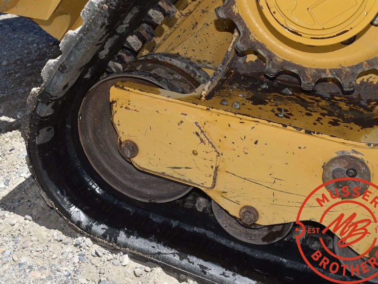 2016-caterpillar-d2-image-25