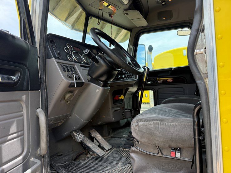 2014-peterbilt-389-image-11