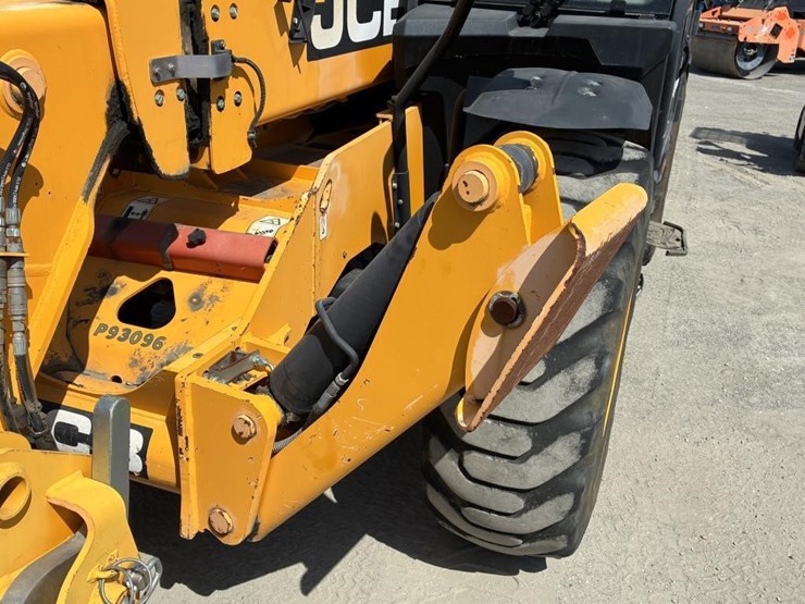 2014-jcb-550-140-image-11