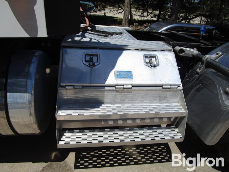2016-freightliner-122sd-image-10