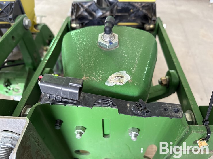 john-deere-planter-row-unit-image-16