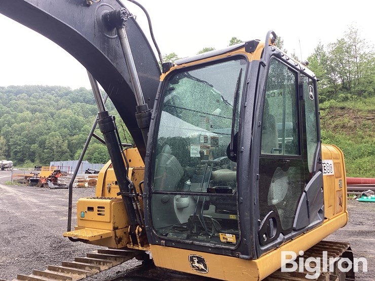 2016-deere-130g-image-9