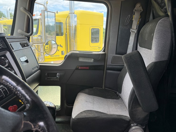 2015-kenworth-t800-image-12