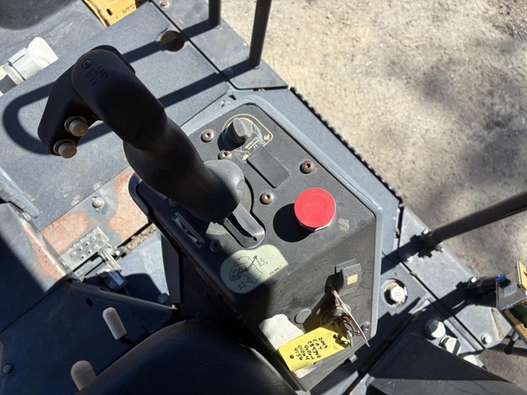 2009-caterpillar-cb-434d-image-16