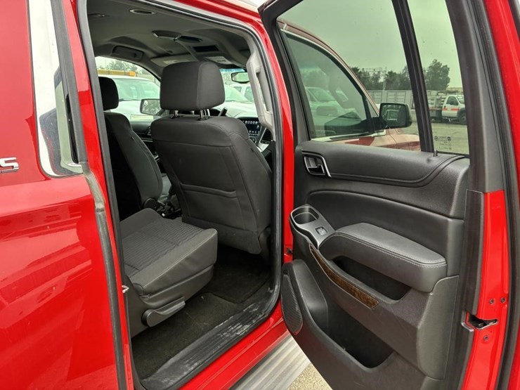 2016-chevrolet-suburban-image-10