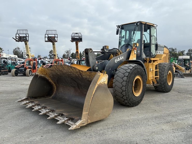 2018-deere-644k-image-1