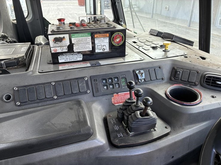 2014-peterbilt-320-image-16