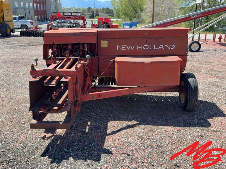 new-holland-320-image-6