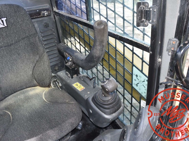 2017-caterpillar-d2-image-45