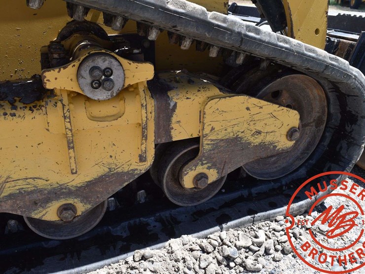 2016-caterpillar-d2-image-26