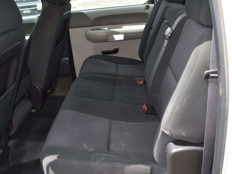 2013-chevrolet-3500-image-45