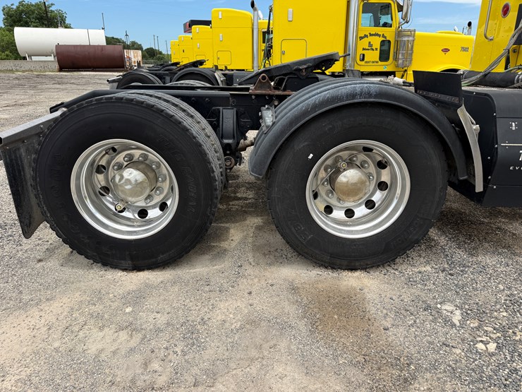 2014-peterbilt-389-image-16