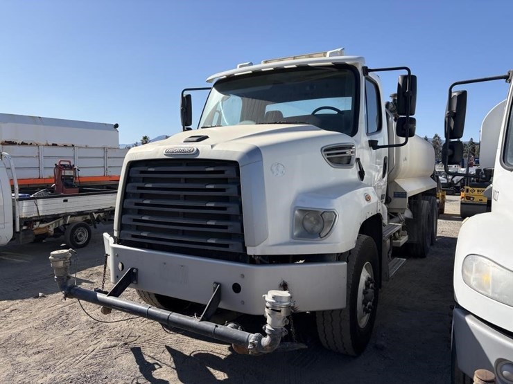 2012-freightliner-114sd-image-1