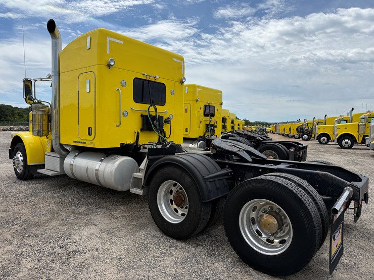 2015-peterbilt-389-image-7