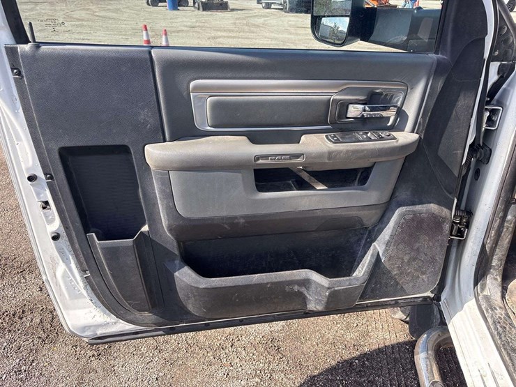 2015-dodge-3500-image-12