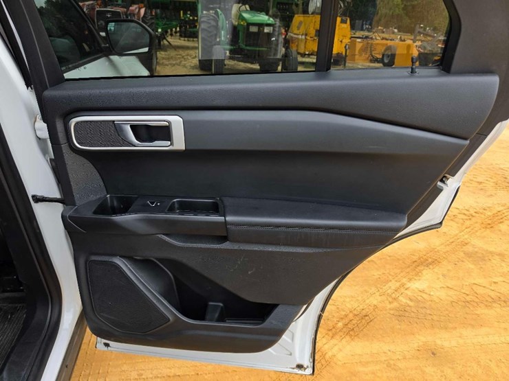 2021-ford-explorer-image-9