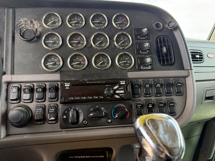 2013-peterbilt-389-image-12