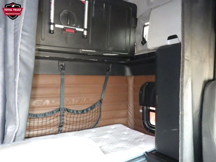 2021-freightliner-cascadia-126-image-6