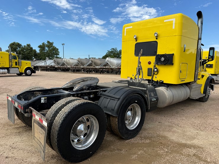 2018-peterbilt-567-image-5