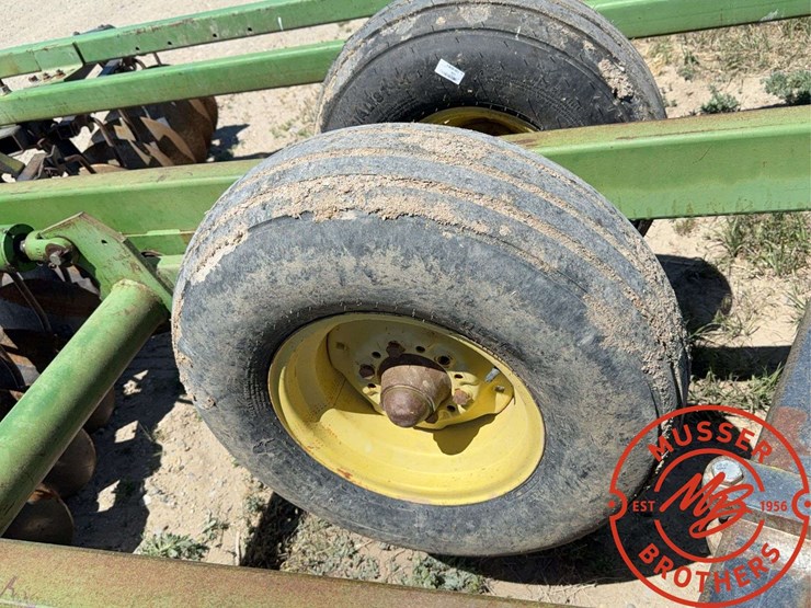 john-deere-235-image-19