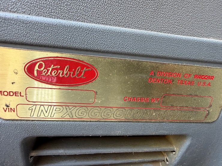 2015-peterbilt-389-image-19