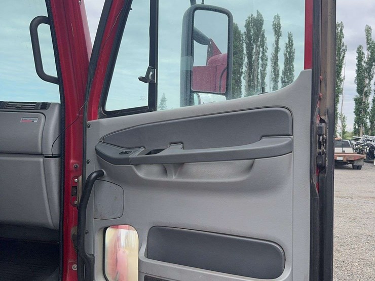 2007-freightliner-columbia-120-image-32