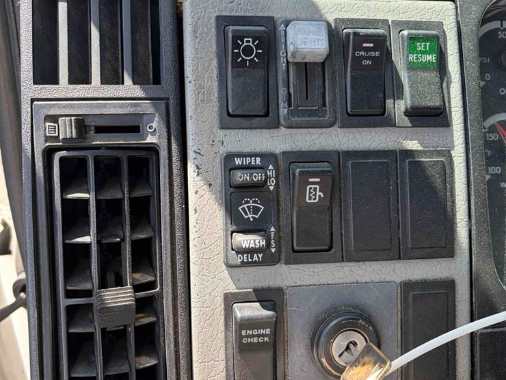2001-freightliner-fl70-image-20