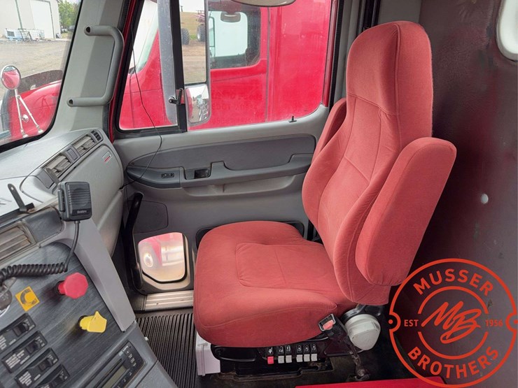 2007-freightliner-columbia-120-image-16