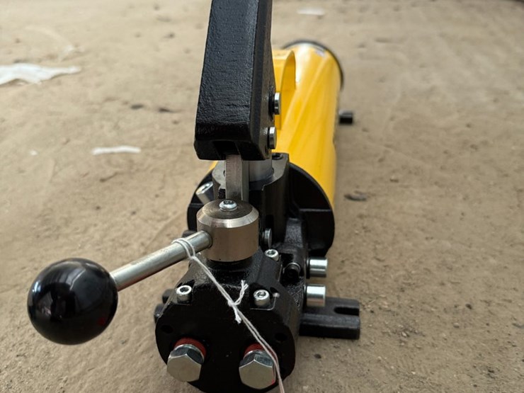 #1072-•-enerpac-hydraulic-hand-pump-image-4