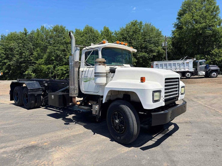 1992-mack-rd690sx-image-7