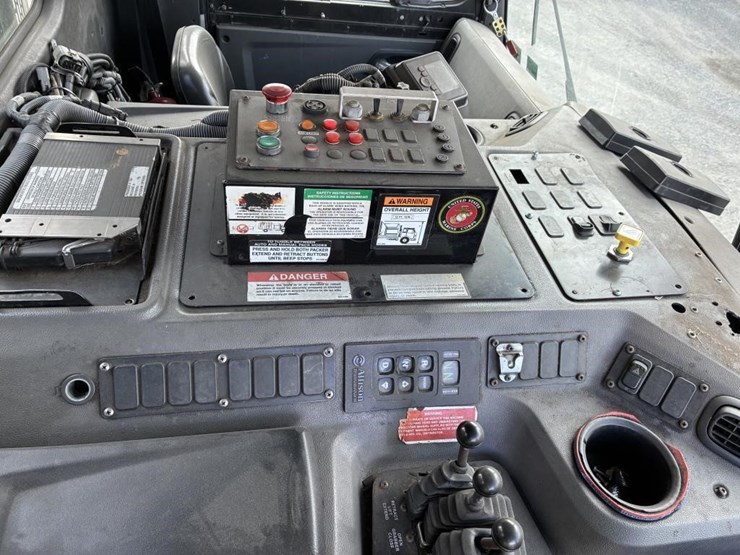 2014-peterbilt-320-image-19