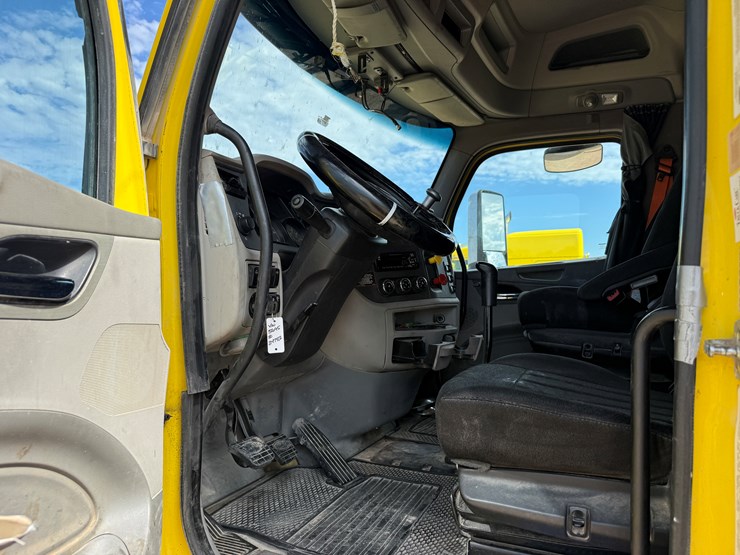 2018-peterbilt-567-image-11