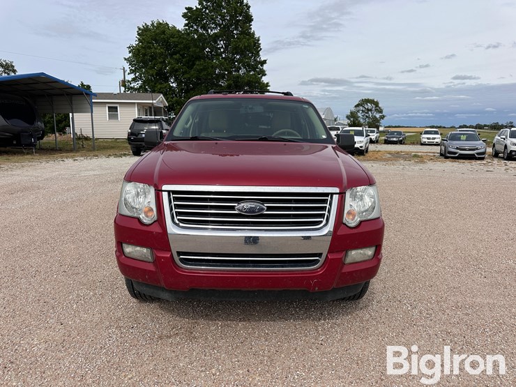 2010-ford-explorer-xlt-image-2