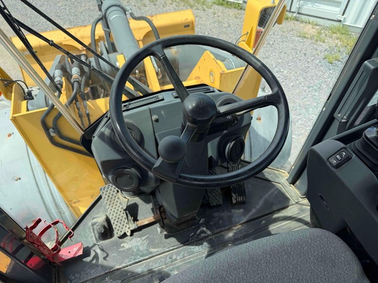 2013-deere-544k-image-23